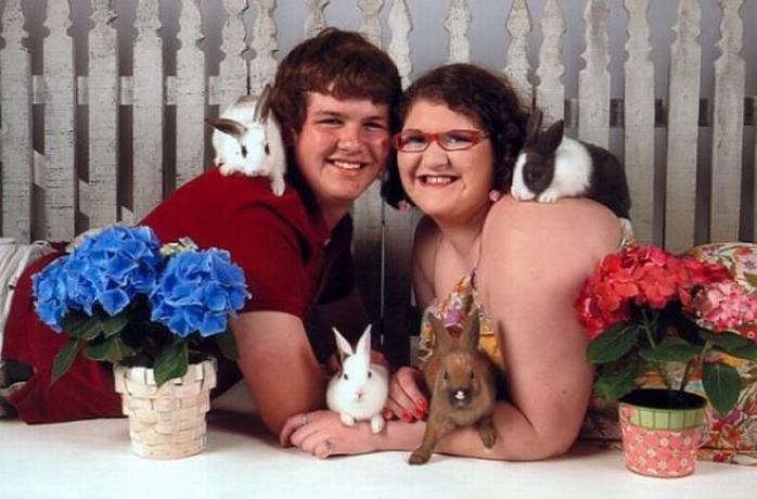32 Weird Family Portraits That Will Make You Cringe | Stay At Home Mum