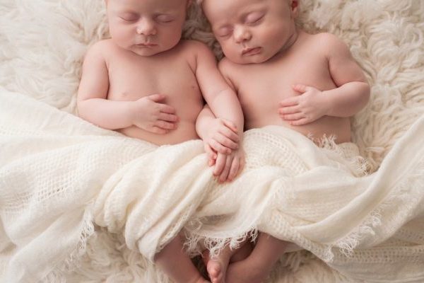 15 Gorgeous Photographs of Twins To Make Your Ovaries Ache