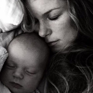 17 Touching Pictures That Show What Motherhood Really Means