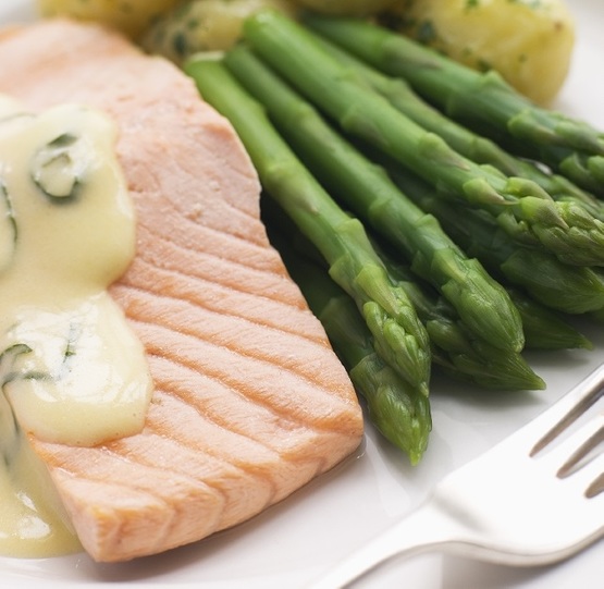 Poached-Salmon-with-Asparagus
