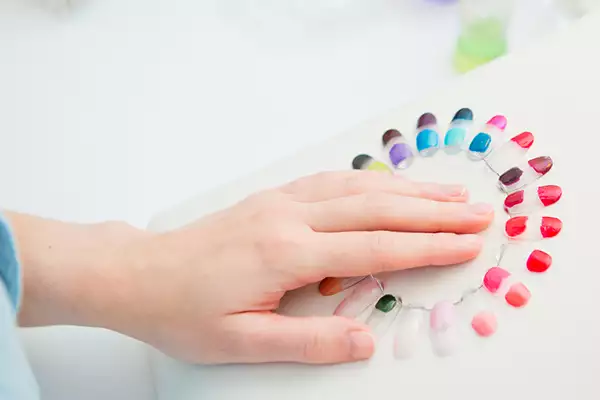 Shellac, Acrylic, Gel and Powder Nails – What’s the Difference?