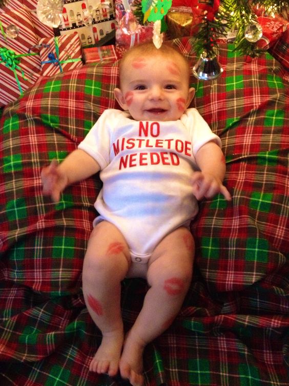 32+ Super Cute Ideas for Baby's First Christmas Photos | Stay At Home Mum