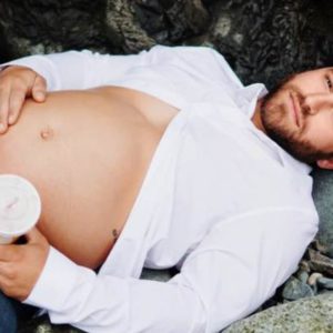 20 Hilarious Photos Of Dads Embracing the Pregnancy Shoot