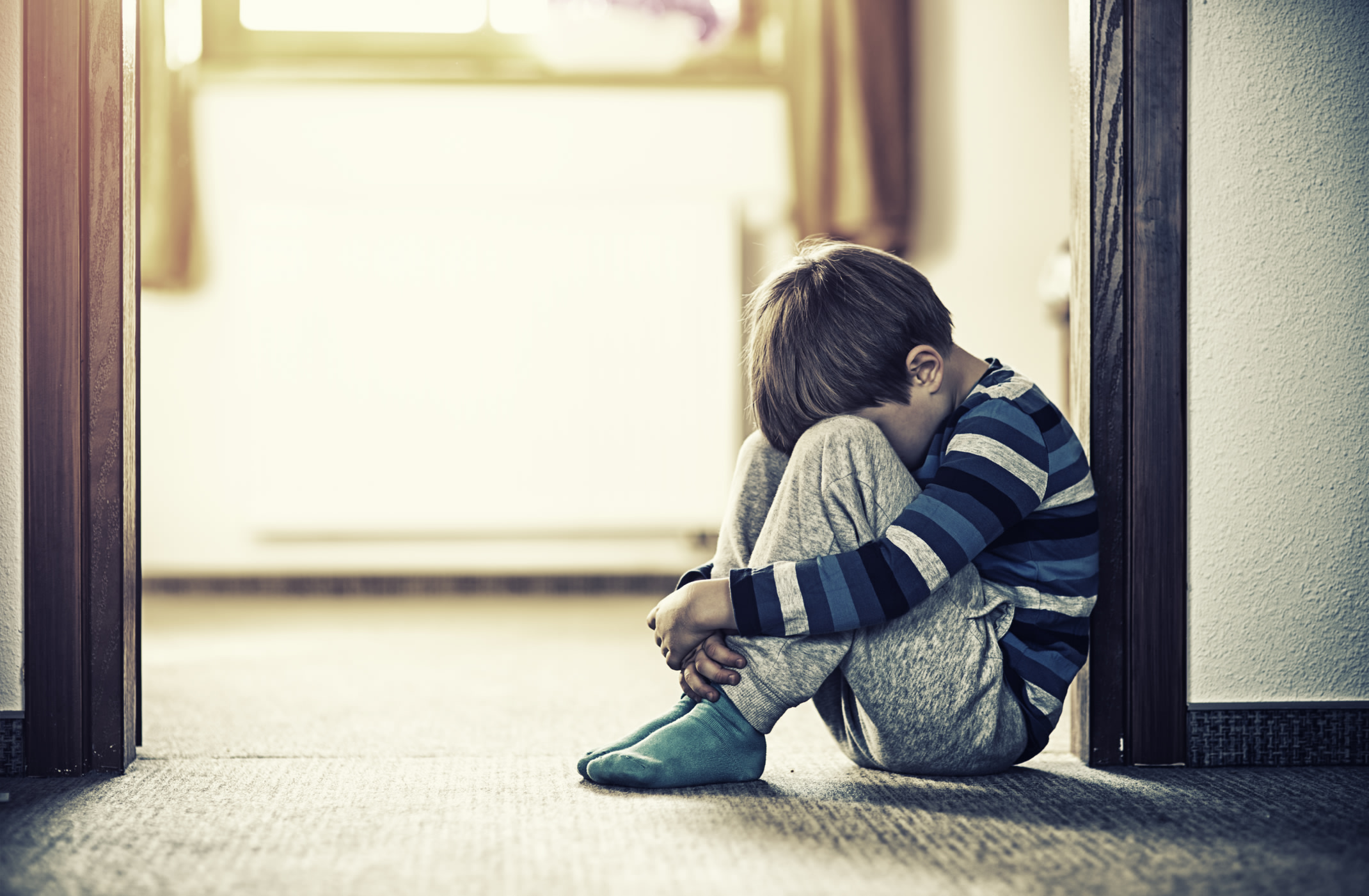 20170209depressed little boy sitting on | Stay at Home Mum.com.au