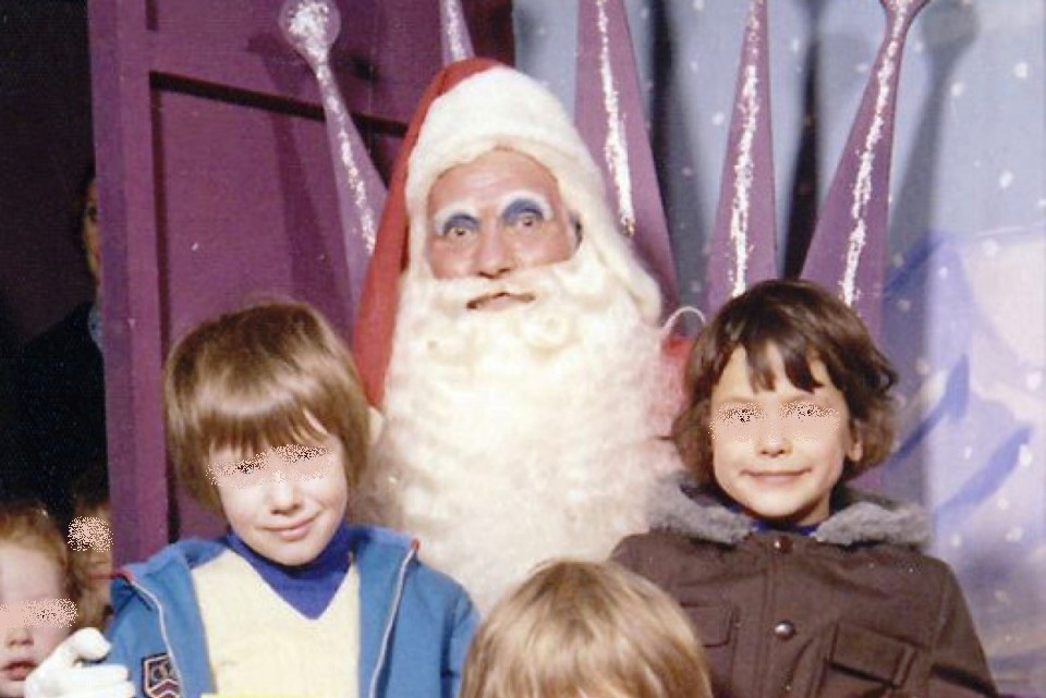 23 Truly Terrifying Santa Photos
