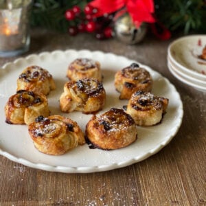 How to Make Delicious Fruit Mince Scrolls