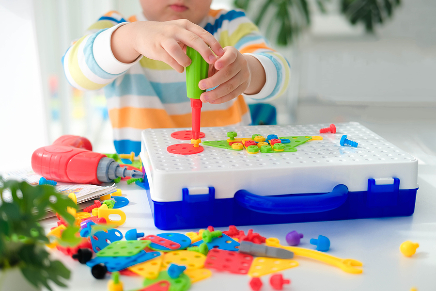 17 Best Non-Messy Kids Activities To Keep The Children Busy